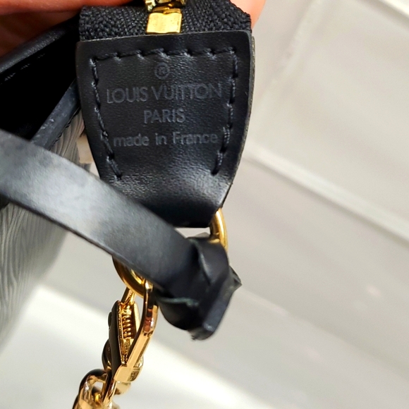 Authentic Louis Vuitton Pochette in Black Epi Leather - Picture 15 of 16